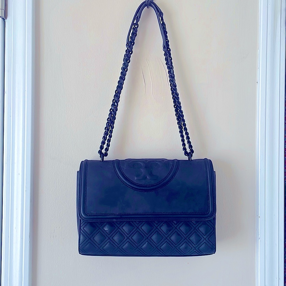 TORY BURCH MATTE  BLACK GENTLY USED MATTE CHAIN Strap elegant purse!